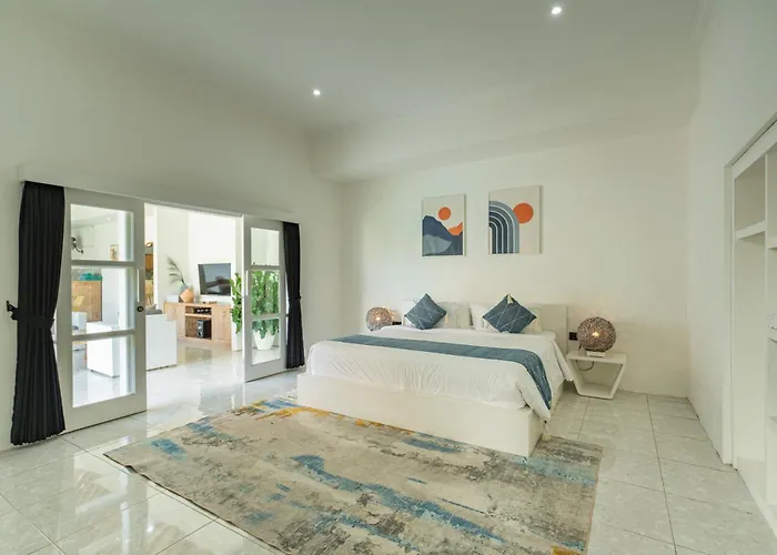 Modern 3 Bedrooms Walking Distance Villa Seminyak (Bali)