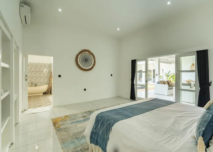 Modern 3 Bedrooms Walking Distance Villa Seminyak (Bali)
